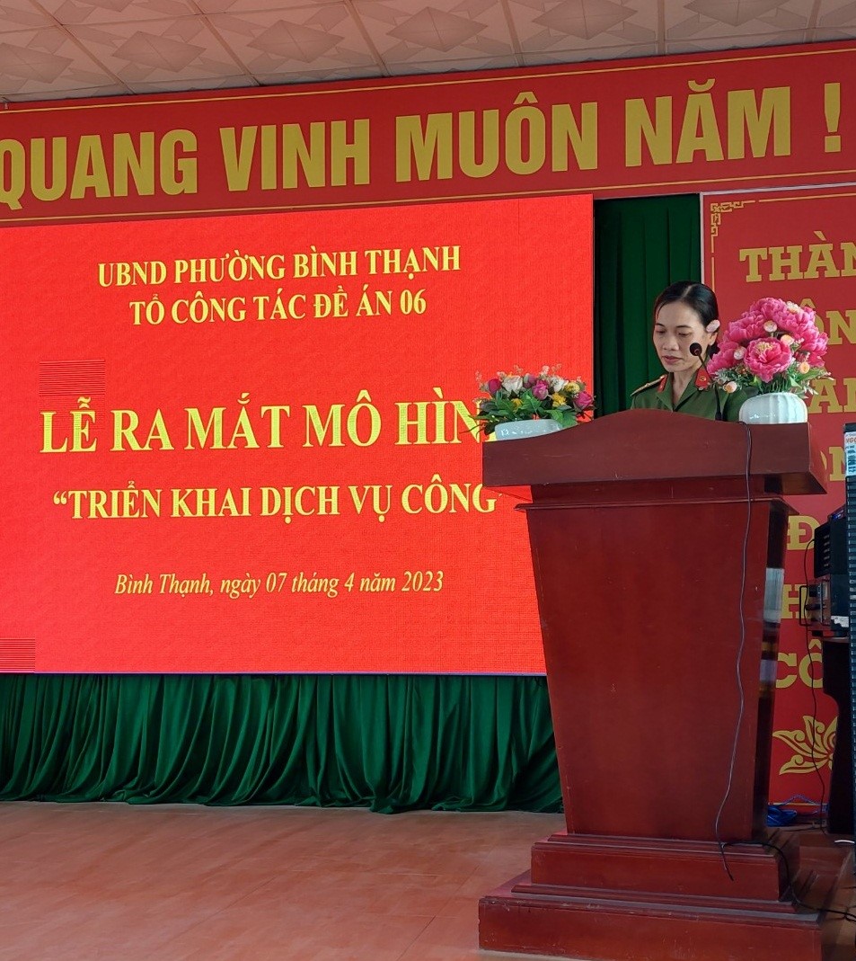 Đồng chí Thiếu tá Nguyễn Thị Bé Thơ, Trưởng Công an phường tuyên truyền Đề án 06 tới người dân