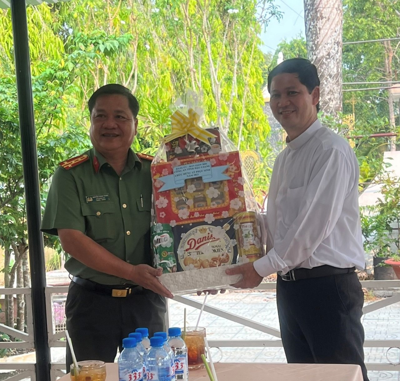 Đồng chí Đại tá Nguyễn Thanh Tràng, Ủy viên Ban Thường vụ, Phó Giám đốc Công an tỉnh thăm, tặng quà tại nhà thờ Vị Thanh