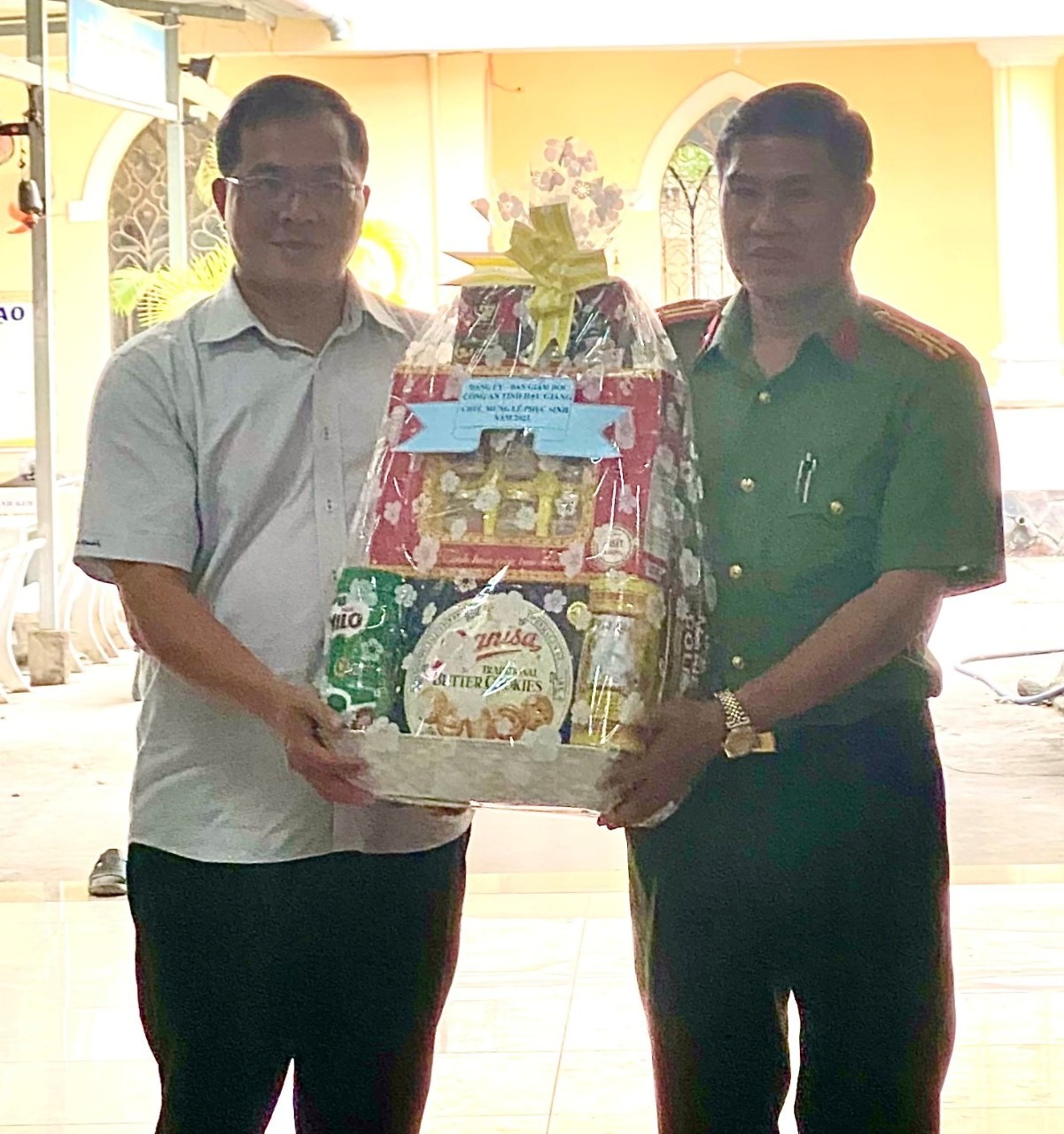 Đại diện lãnh đạo Phòng An ninh nội địa thăm, tặng quà tại nhà thờ Lương Hòa