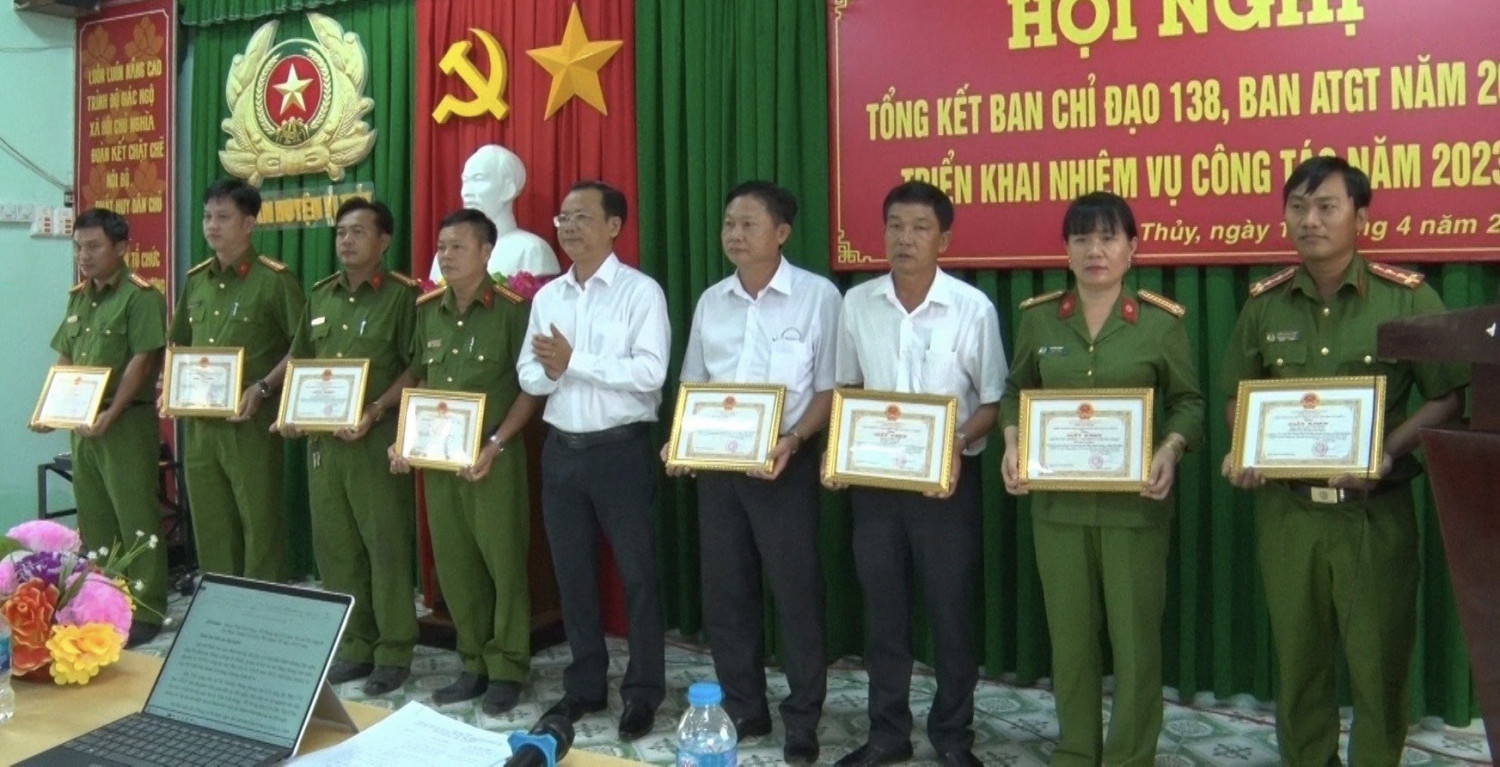 Đồng chí Nguyễn Công Duy trao tặng giấy khen cho các cá nhân có thành tích cao