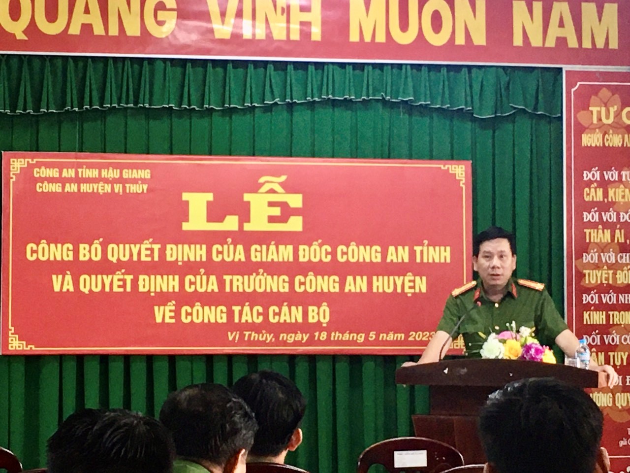 Đồng chí Thượng tá Ngô Văn Bé Sáu, Trưởng Công an huyện phát biểu tại buổi lễ