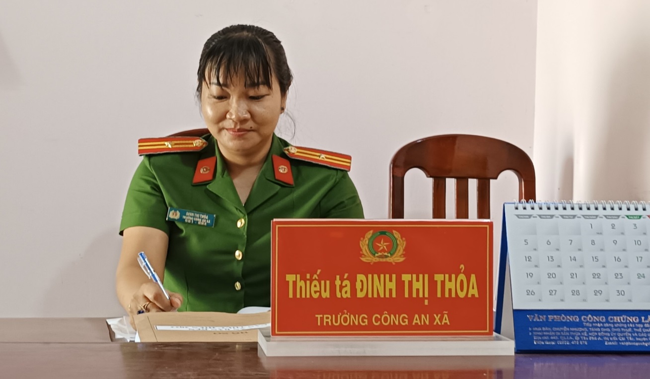 Đồng chí Thiếu tá Đinh Thị Thỏa làm việc tại đơn vị