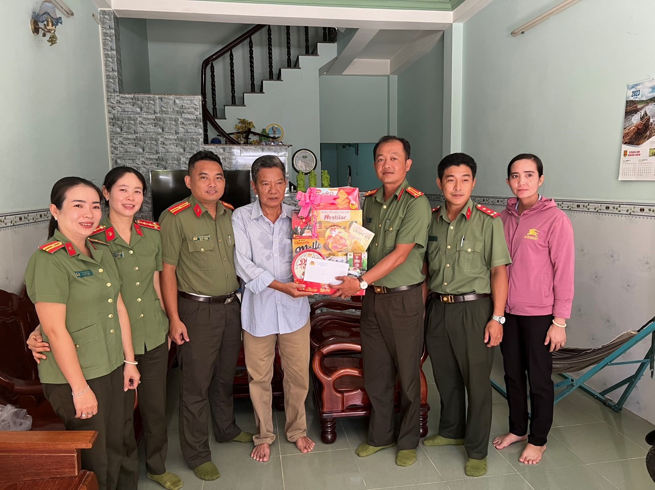 Lãnh đạo cùng cán bộ Phòng Hậu cần trao quà cho đồng chí Nguyễn Văn Sơn, nguyên Đội trưởng Đội Xây dựng, doanh trại