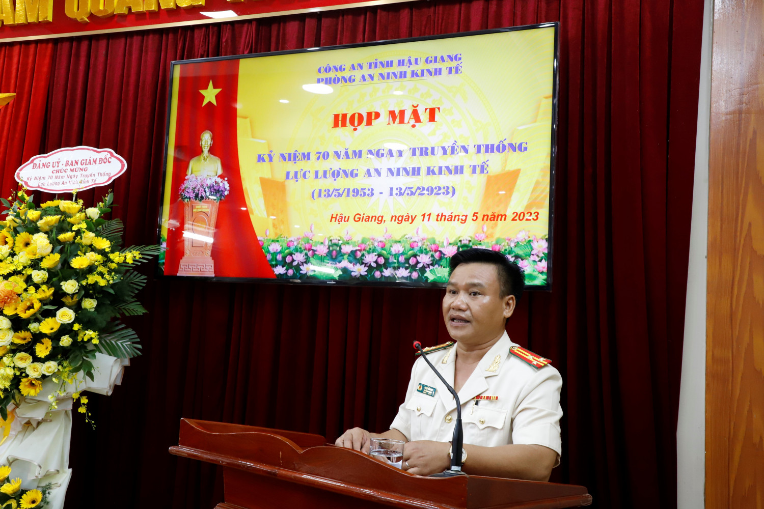 Đồng chí Thượng tá Phan Văn Hạp, Trưởng phòng An ninh kinh tế phát biểu kết thúc buổi họp mặt