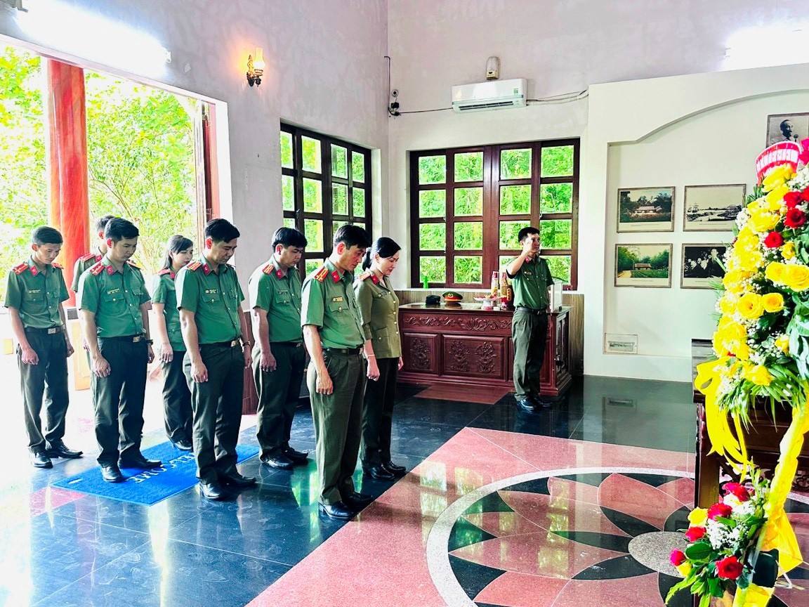Đoàn Thanh tra Công an tỉnh dâng hoa, dâng hương tại Nhà tưởng niệm Chủ tịch Hồ Chí Minh 
