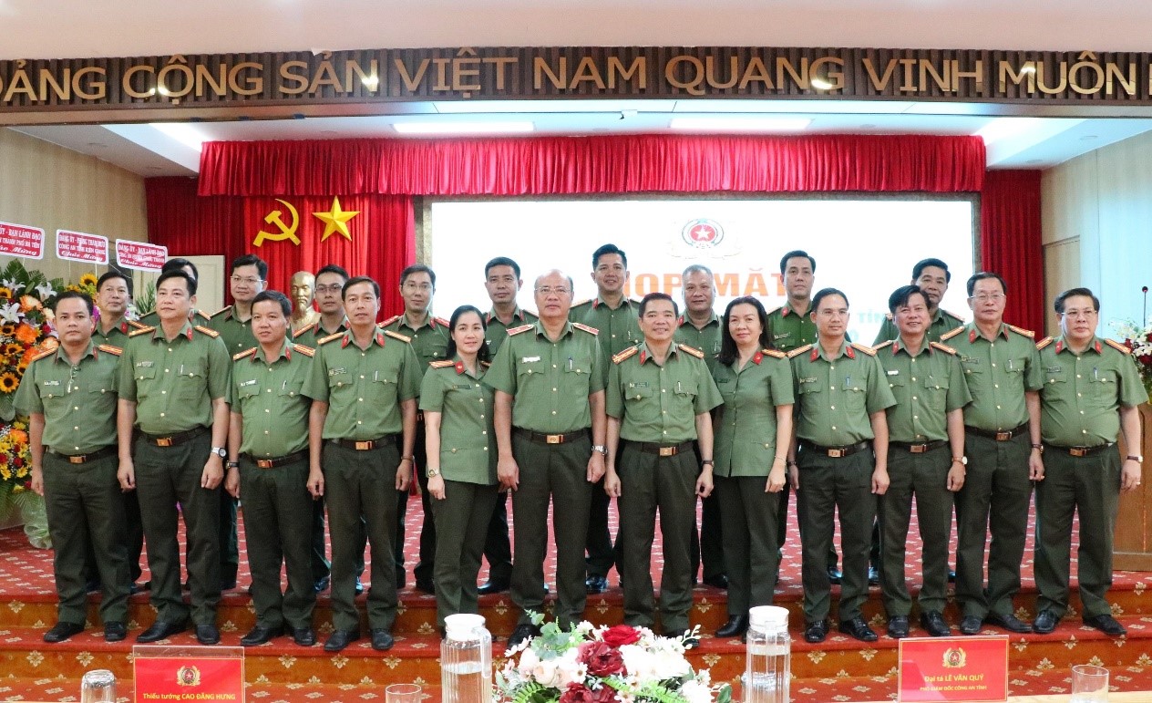 Đồng chí Trung tá Nguyễn Hoàng Xinh, Phó Trưởng phòng Tham mưu chụp hình lưu niệm cùng các đại biểu tham dự buổi họp mặt (thứ tư, hàng trước từ phải qua)