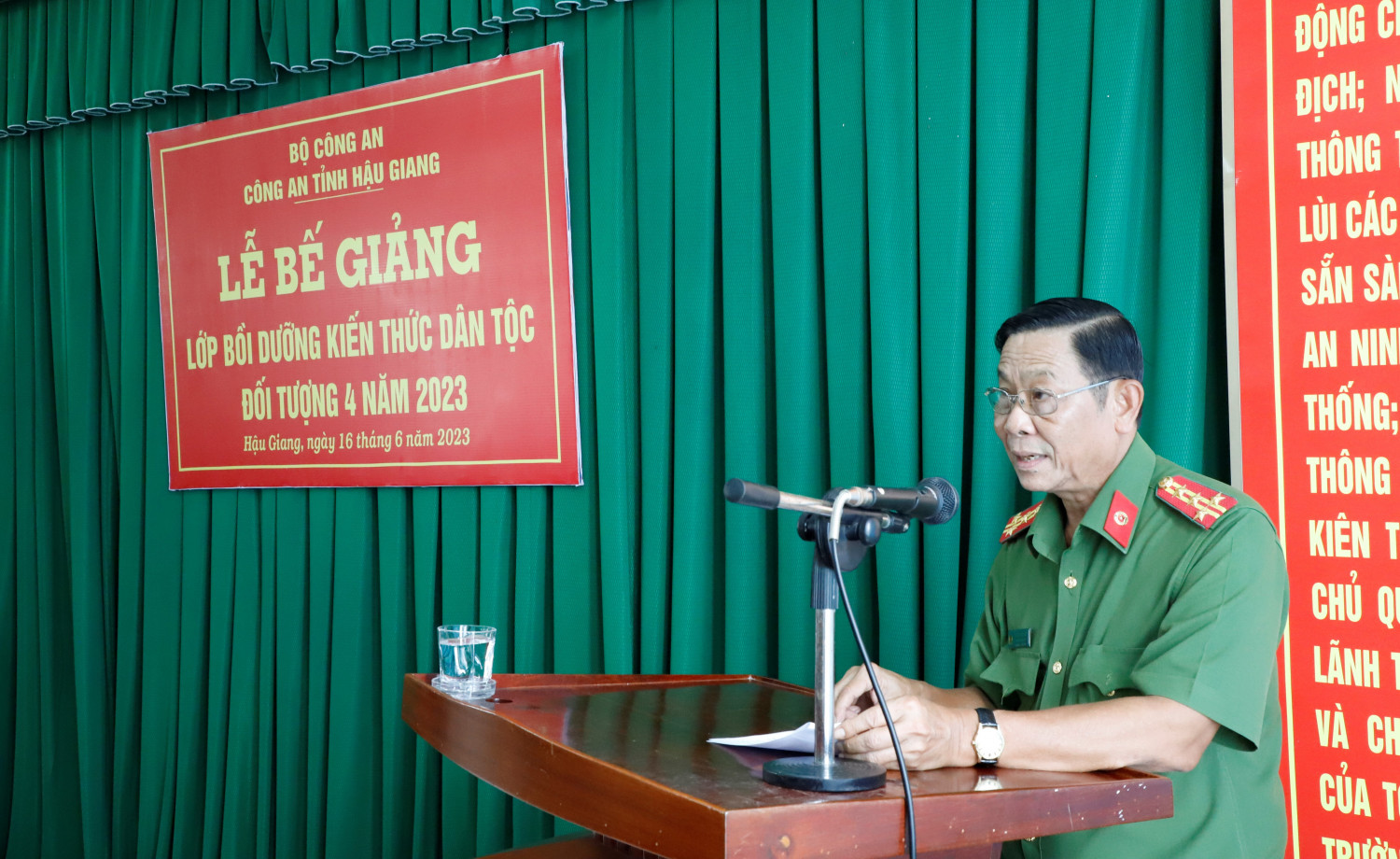 Đại tá Phan Văn Giữ, Ủy viên Ban Thường vụ Đảng ủy, Phó Giám đốc Công an tỉnh phát biểu chỉ đạo tại lễ bế giảng