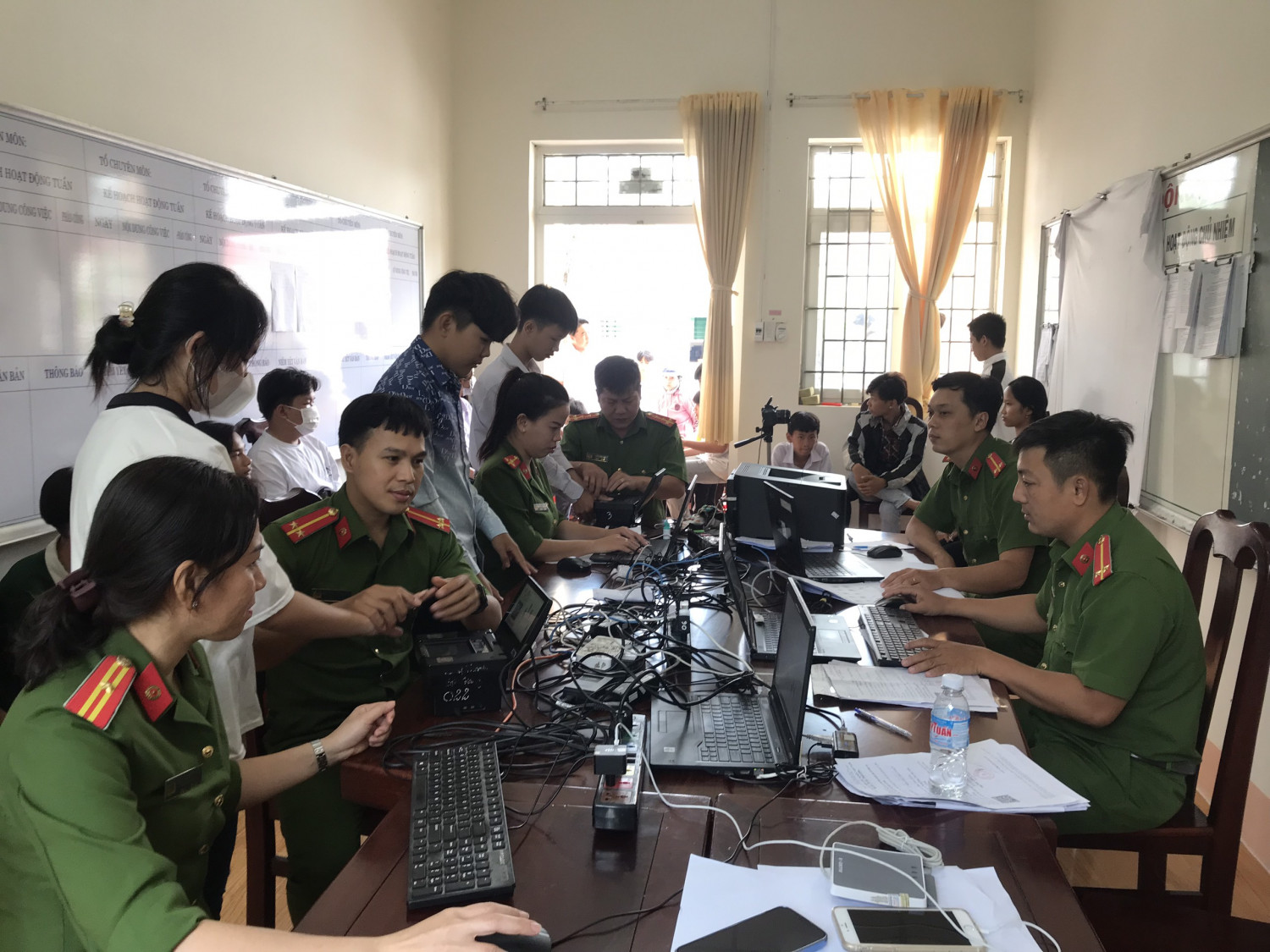 Phòng Cảnh sát quản lý hành chính về trật tự xã hội cấp CCCD lưu động tại Trường THPT Lương Thế Vinh (huyện Phụng Hiệp)