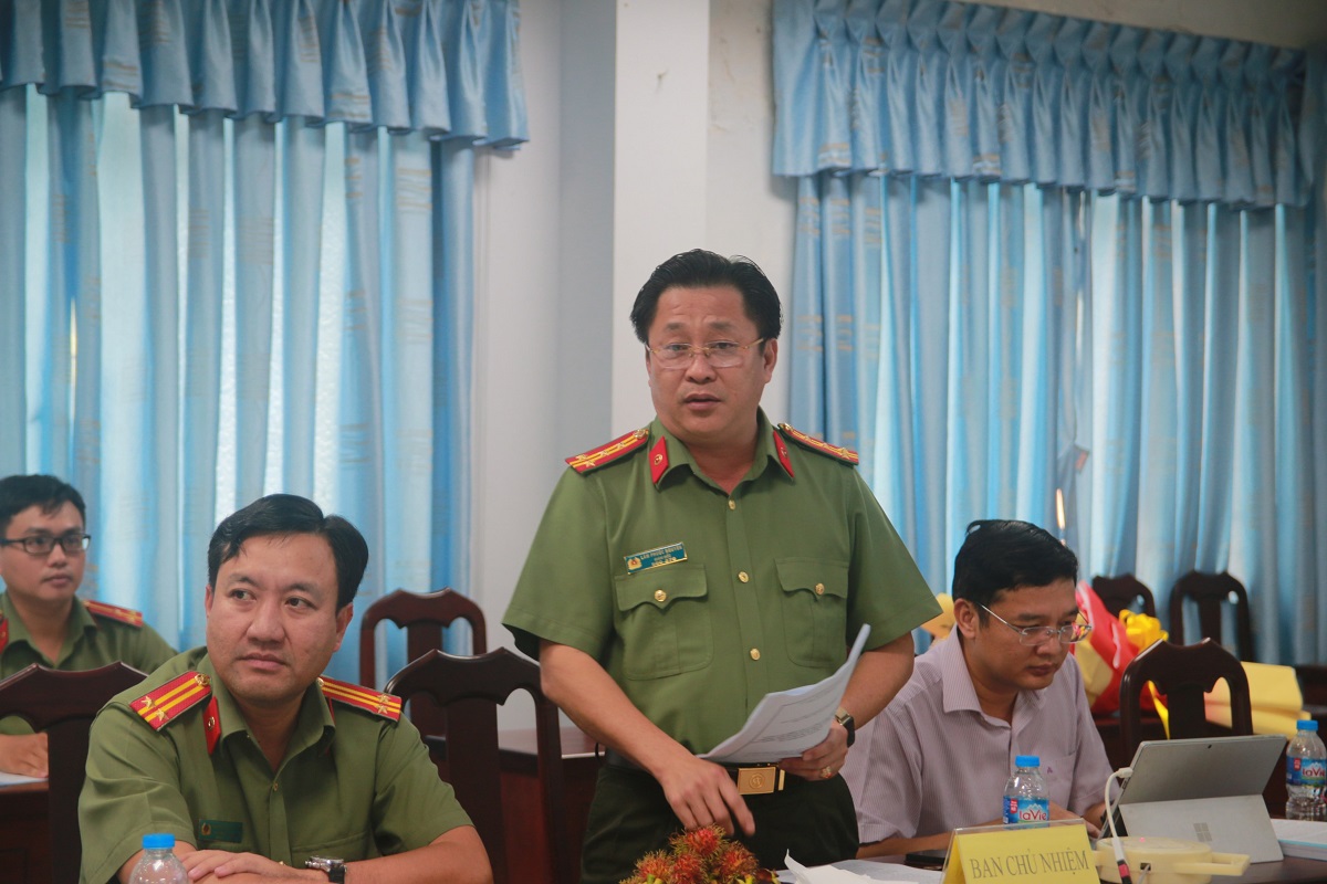 Đồng chí Đại tá Lâm Phước Nguyên, Chủ nhiệm đề tài phát biểu giải trình, tiếp thu các ý kiến đóng góp tại Hội nghị
