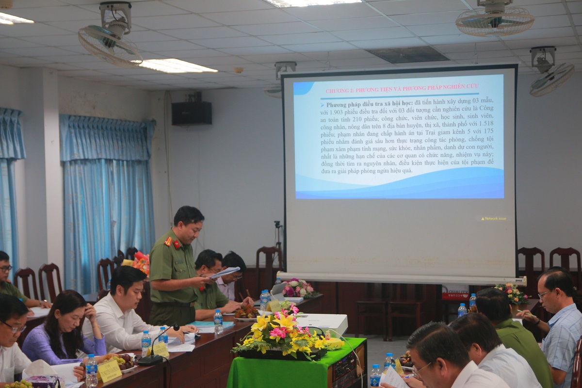 Đồng chí Trung tá Trần Nguyễn Hòa Thơ, đại diện Ban Chủ nhiệm đề tài báo cáo kết quả nghiên cứu đề tài tại Hội nghị