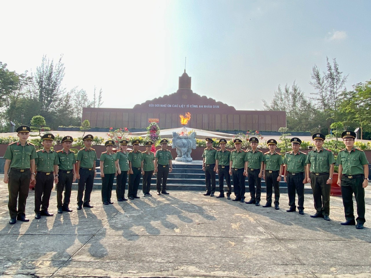 Lực lượng An ninh kinh tế dâng hương, dâng hoa tại Bia Chiến thắng tại Di tích lịch sử Căn cứ Trung ương Cục miền Nam thuộc huyện Tân Biên, tỉnh Tây Ninh