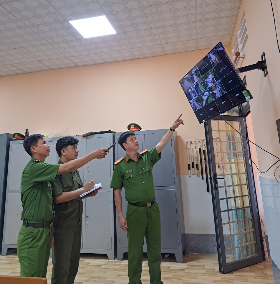 Lực lượng Công an xã Vị Thắng đang ghi nhận thông tin qua “Camera An ninh”
