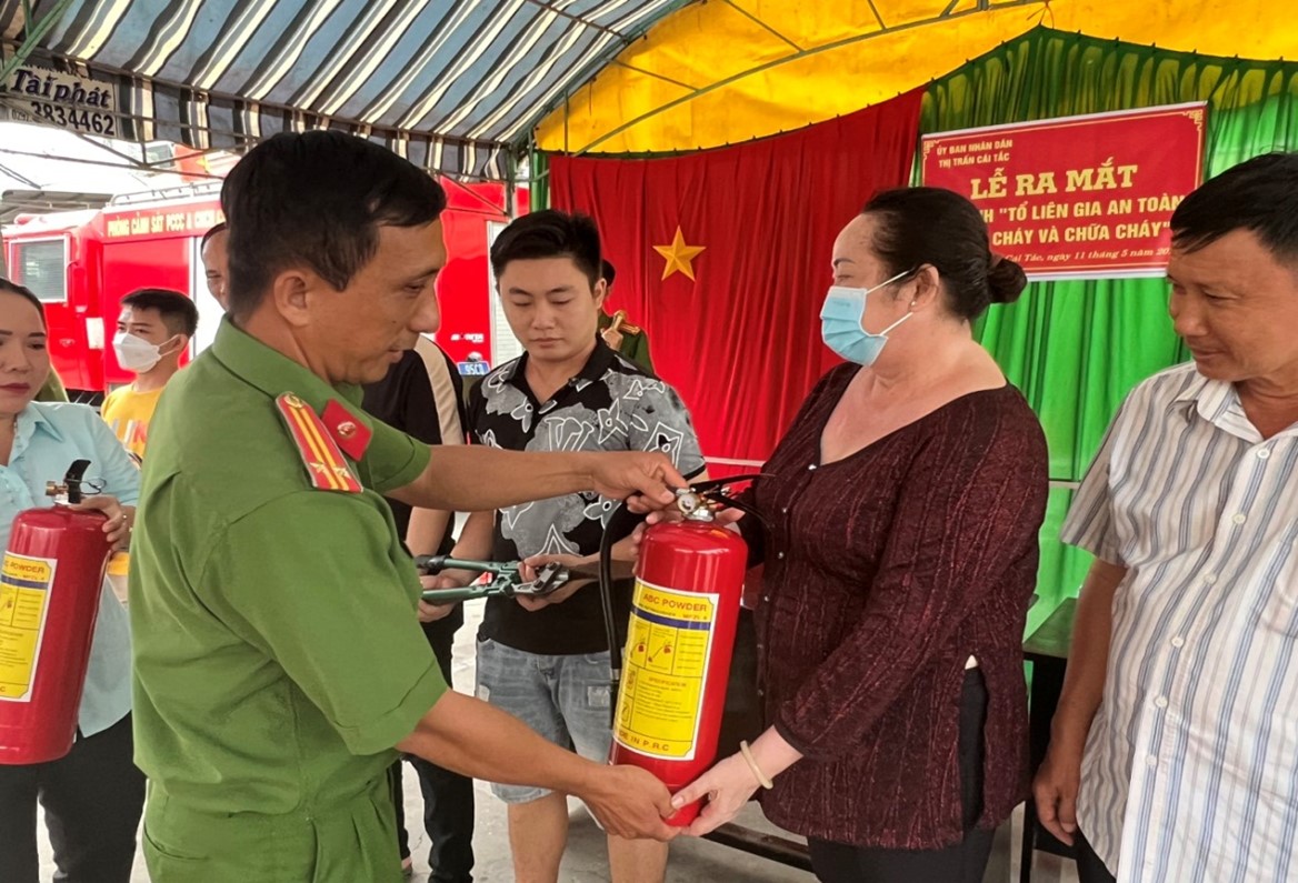 Lực lượng Cảnh sát PCCC và CNCH trao tặng người dân bình chữa cháy tại lễ ra mắt Tổ liên gia an toàn PCCC
