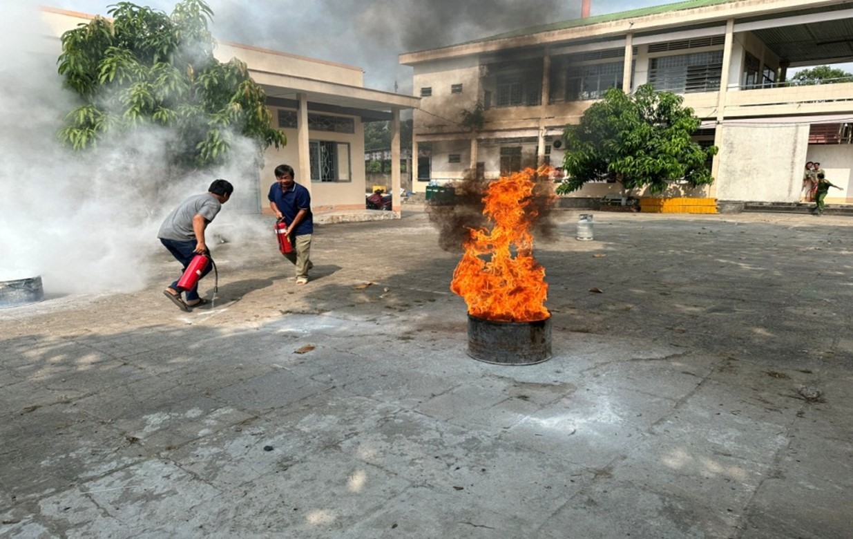 Người dân thực tập phương án chữa cháy tại cơ sở