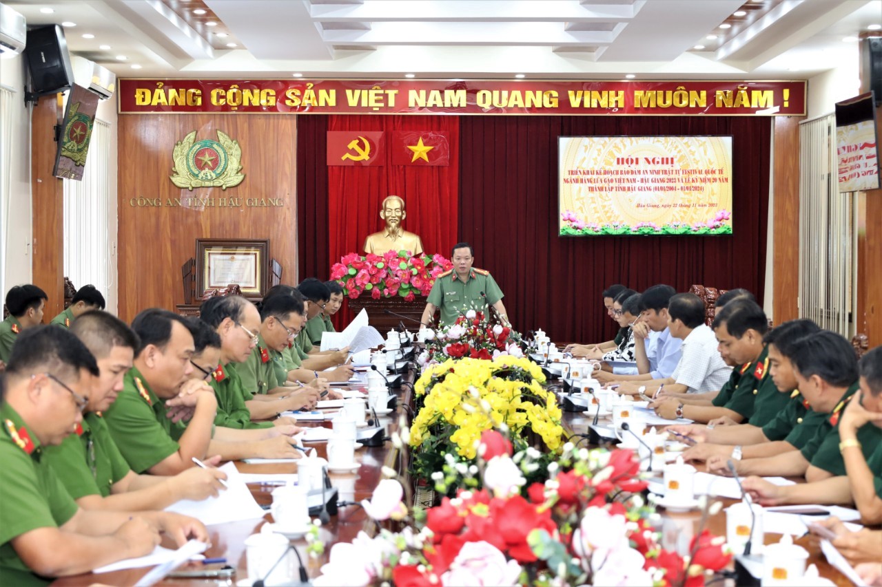 Đồng chí Đại tá Nguyễn Văn Thắng, Phó Giám đốc Công an tỉnh, Trưởng Tiểu ban an ninh, trật tự phát biểu kết luận Hội nghị