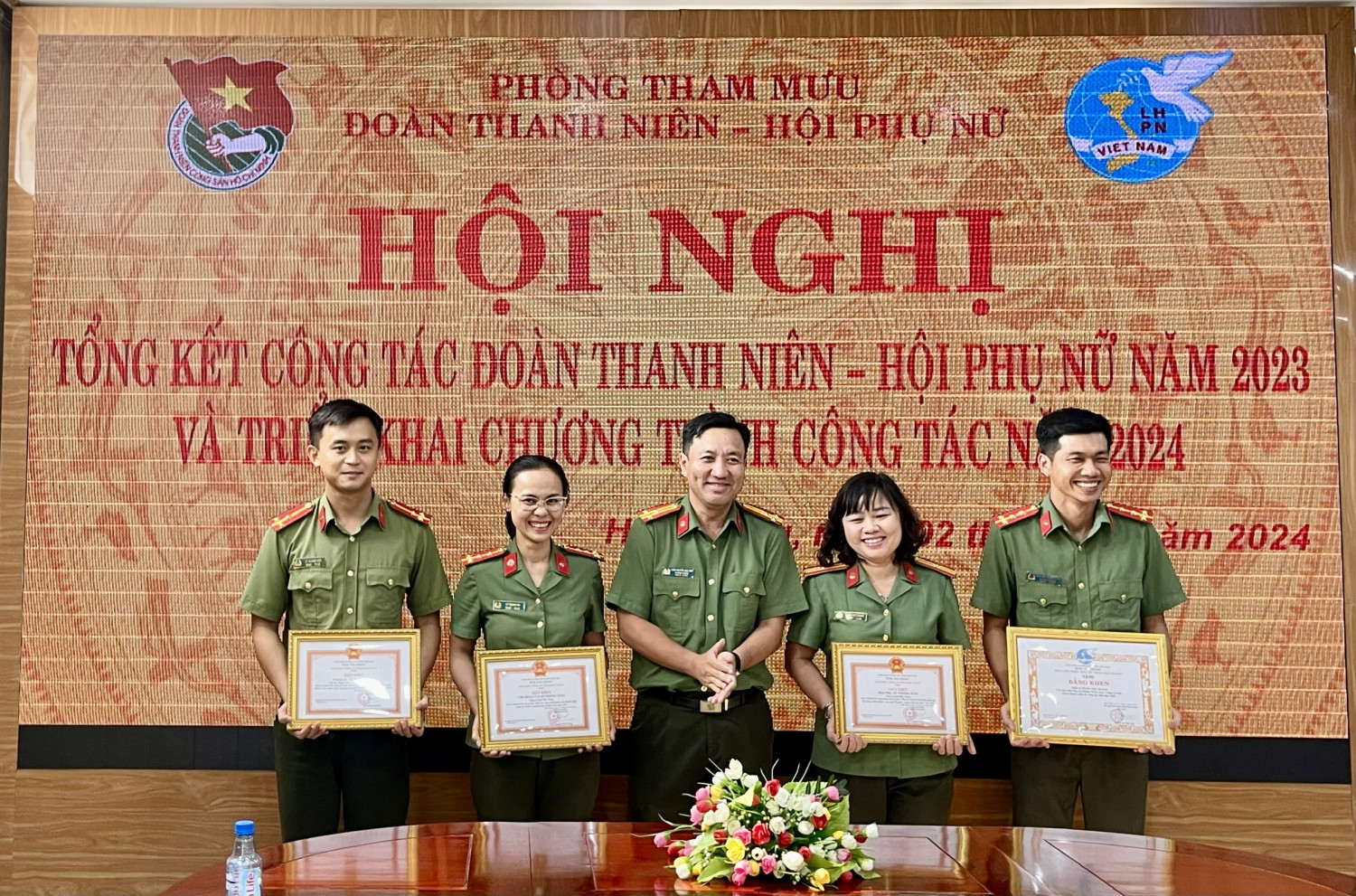 Đồng chí Thượng tá Trần Nguyễn Hòa Thơ, Bí thư Đảng ủy cơ sở, Trưởng Phòng Tham mưu trao tặng giấy khen cho tập thể và cá nhân tiêu biểu