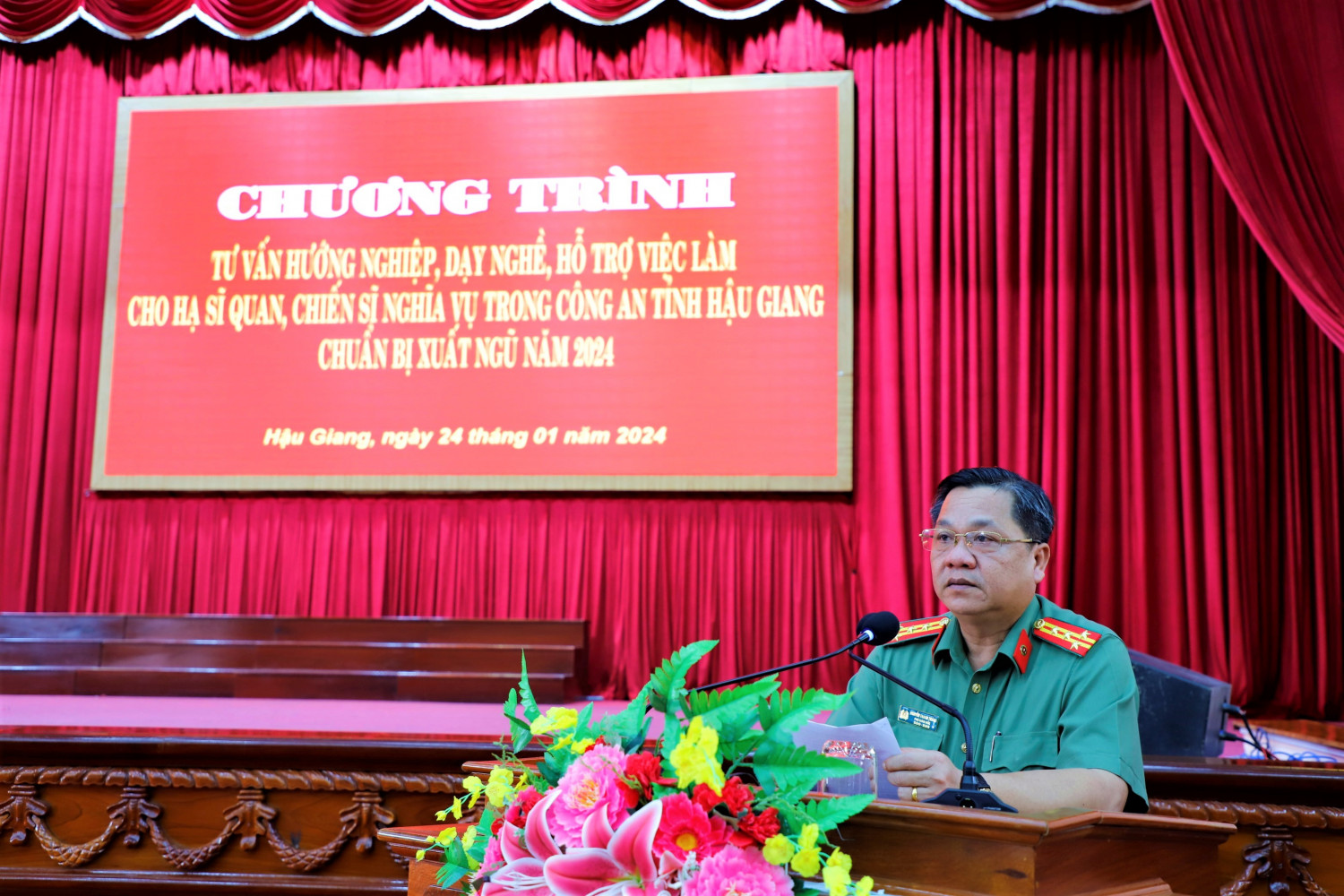 Đồng chí Đại tá Nguyễn Thanh Tràng, Phó Bí thư Đảng ủy, Phó Giám đốc Công an tỉnh phát biểu tại chương trình tư vấn