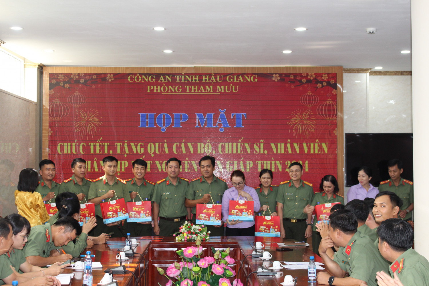 Đồng chí Thượng tá Trần Nguyễn Hòa Thơ, Bí thư Đảng ủy cơ sở, Trưởng Phòng Tham mưu tặng quà cho cán bộ, chiến sỹ trong đơn vị vào chiều ngày 05/02/2024