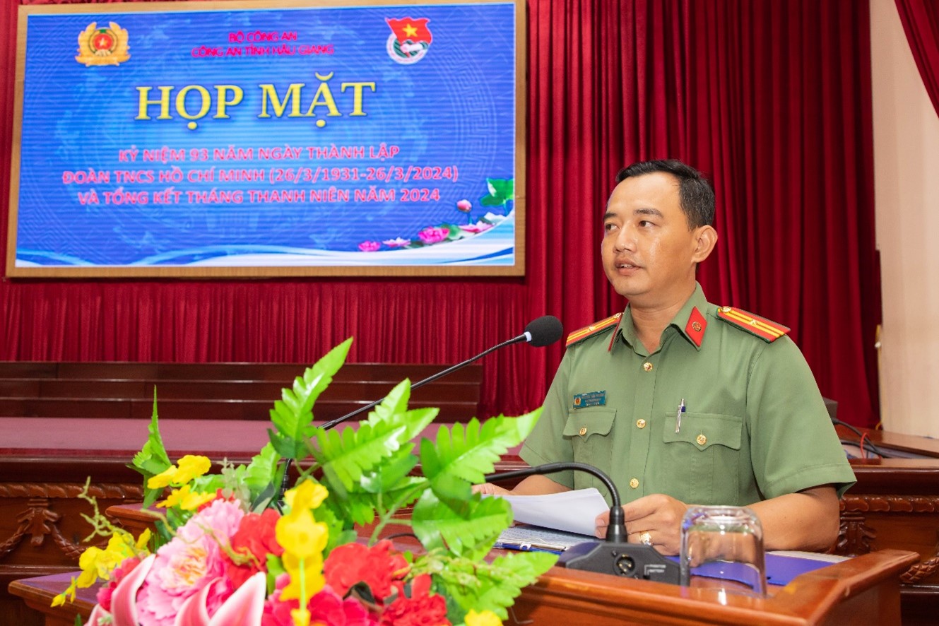 Thiếu tá Nguyễn Văn Phương, Trưởng Ban Thanh niên Công an tỉnh, trình bày diễn văn ôn lại truyền thống 93 năm thành lập Đoàn TNCS Hồ Chí Minh