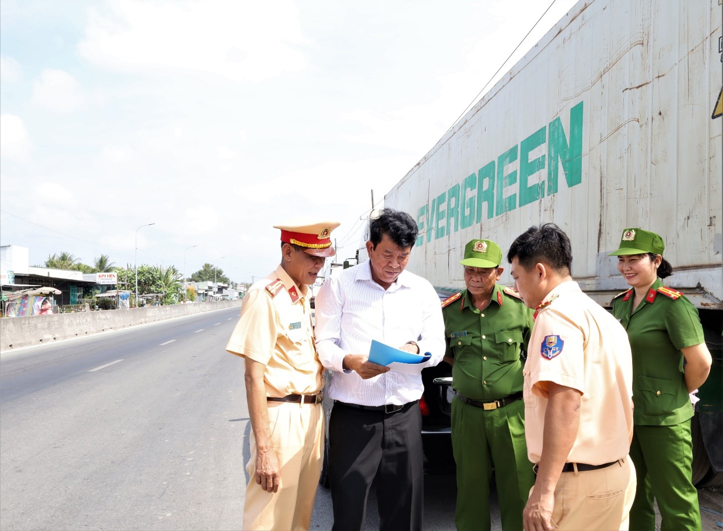 Đại tá Phan Văn Giữ, Phó Giám đốc Công an tỉnh Hậu Giang (thứ 3 từ trái sang) cùng Ban an toàn giao thông tỉnh trao đổi, kiểm tra các mốc lộ giới, hành lang ATGT